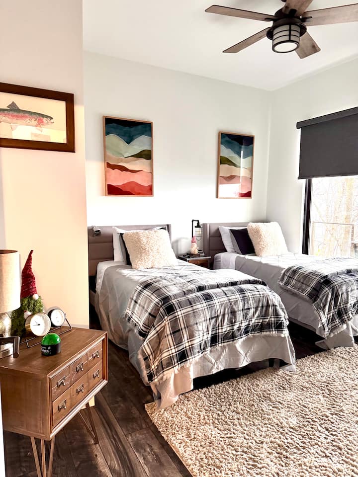 Bright and lovely room with  twin beds and easy access to the expansive deck.