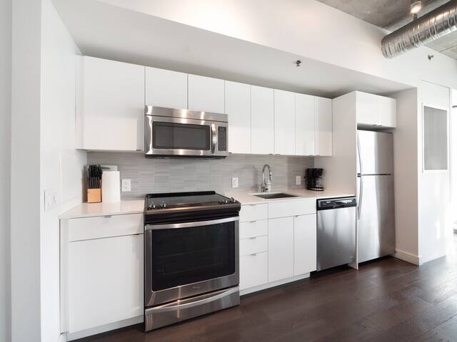 Elegant Downtown 2BR High-Rise gallery image 5