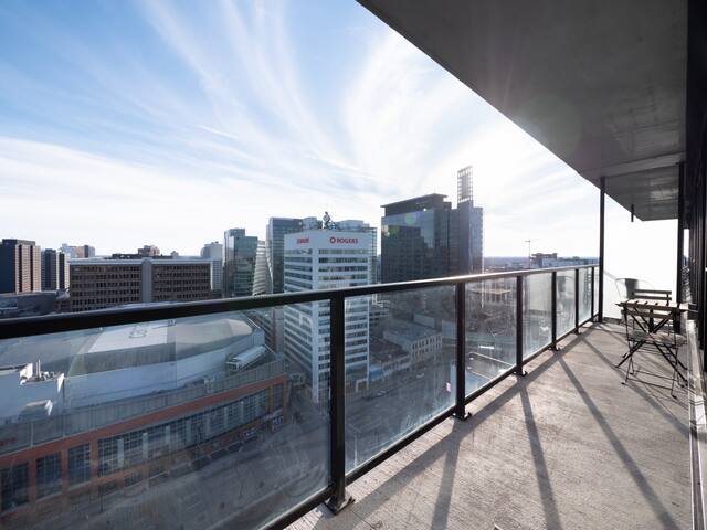 Elegant Downtown 2BR High-Rise gallery image 2