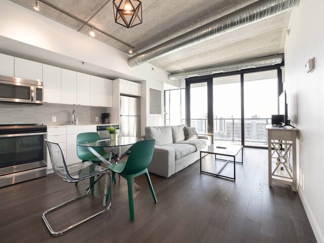 Elegant Downtown 2BR High-Rise gallery image 3