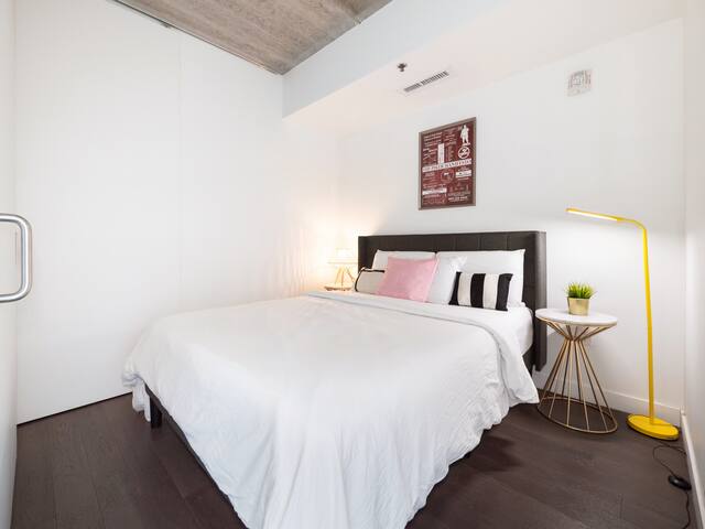 Elegant Downtown 2BR High-Rise gallery image 4