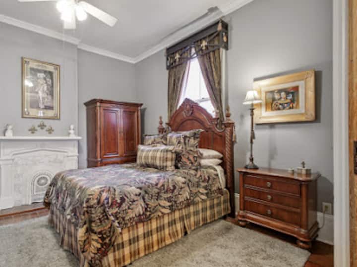 ห้องนอน 1 (ชั้นล่าง) มีห้องน้ำส่วนตัวและแยกออกจากห้องนั่งเล่นด้วยประตูบานเลื่อน