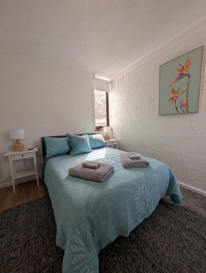 Chumba hiki cha kulala kina kabati kubwa lililojengwa ndani lenye kioo