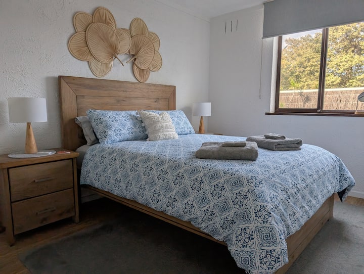 ina kabati kubwa lililojengwa ndani na feni chumbani