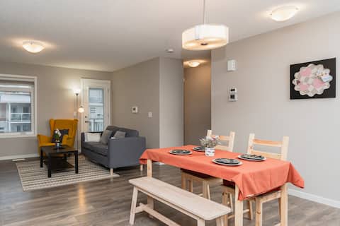 Top performing Airbnb: New Listing Cozy Townhouse, Self Check-in/Parking in Windermere Neighbourhood