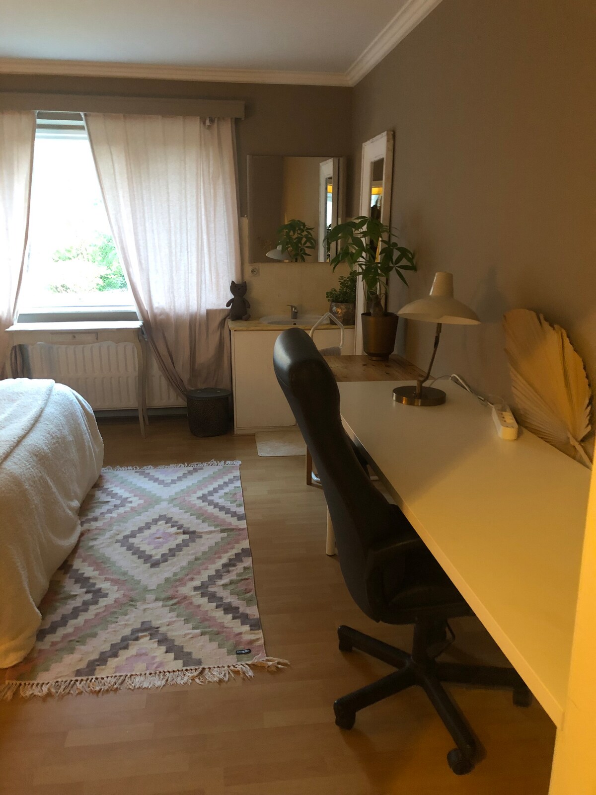 Chambre avec vue sur le jardin 
Grand bureau et dressing / évier dans la chambre 