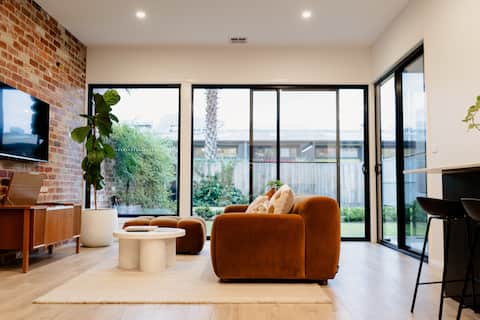 Stunning Central 3BR 2.5 bath near the Murray