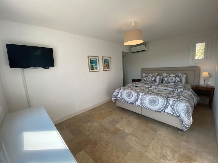 Родителска спалня на приземния етаж с 1 голяма гардеробна, душ и тоалетна. Телевизор, Apple TV.