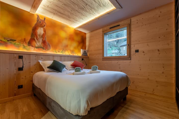 Многу светла есенска соба 