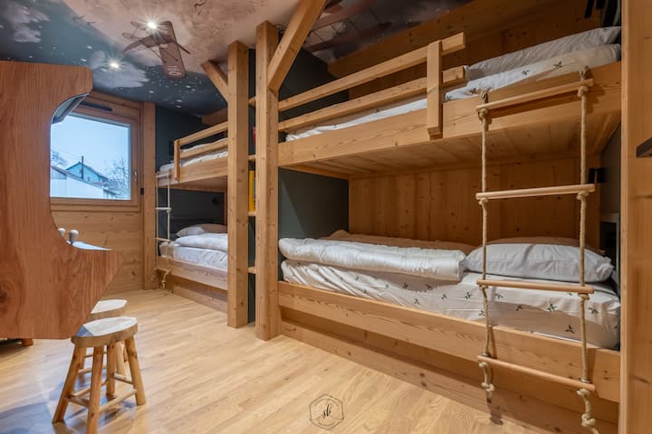 Повеќекреветна соба со 4 единечни кревета, вклучувајќи ги и првите 2 само за деца 