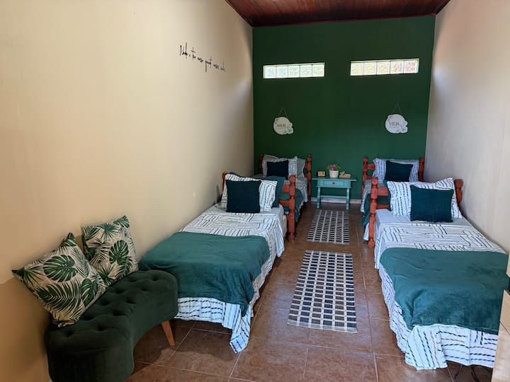 חדר 1 עם 4 מיטות יחיד, מאווררים ניידים, שמיכות, כריות נוספות, מקום אחסון, מצעים, נשיפה  ומזנון עץ.