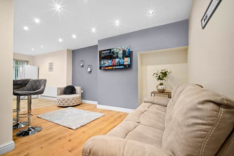 Top Airbnb: Harborne House Perfect for Contractors & Families in Harborne