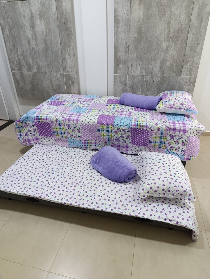 two-person bicama suite.
air-conditioning, TV, double sofa, sideboard and closet with hanger, blankets and towels.