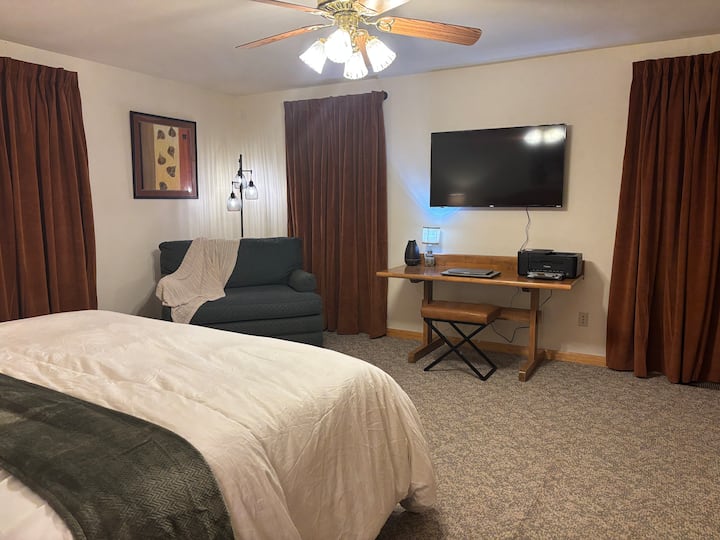 מיטת קינג סייז, מיטה נפתחת, שולחן עבודה ייעודי ומדפסת