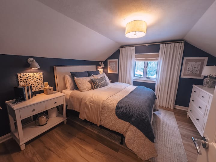 Suite #2, situata al 2° piano, è uno spazio pensato per l'isolamento e la privacy. Un letto matrimoniale accompagnato da bagno, comprensivo di cabina doccia con spray per il corpo. 