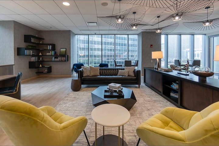 Best View And Luxury Style, Located In Downtown - Orland Park, IL
