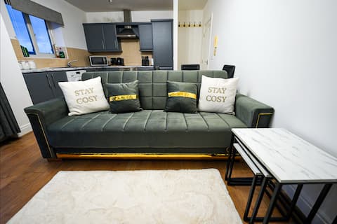 Top Airbnb: Luxury Apartment in Manchester, Balcony, Sleeps 6 in Rusholme