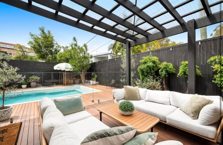 Palm Springs Poolside Glamour gallery image 3