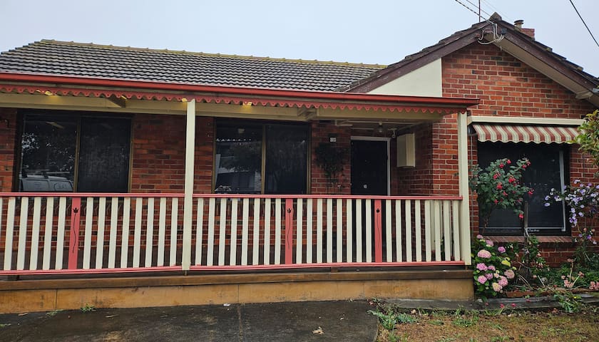 2BR, Bathroom, Kitchen- 10min to Airport