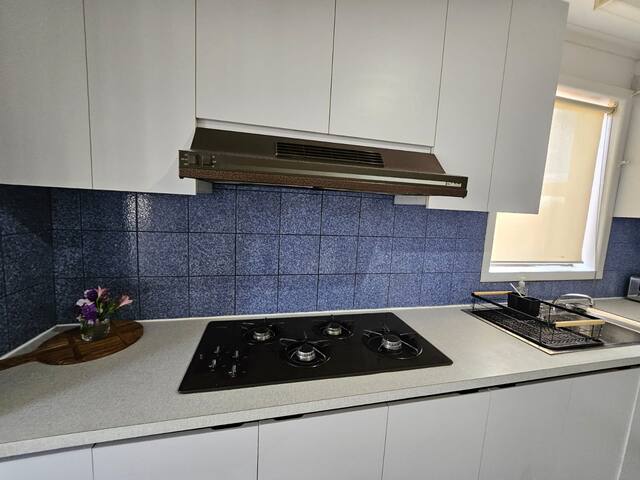 2BR, Bathroom, Kitchen- 10min to Airport gallery image 5