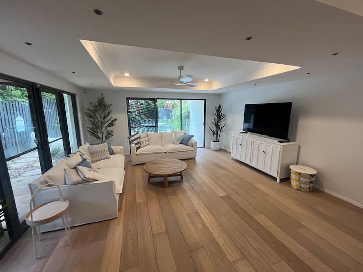 Beachside Villa With Pool - Kingscliff