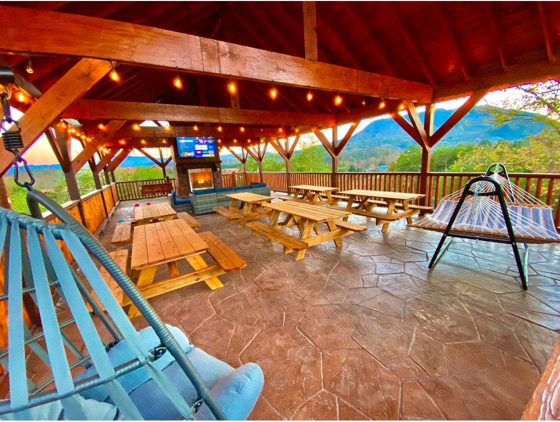 Amazing Brand New 8bdrm Cabin-Pool-Arcades-Gazebo - Cabins for