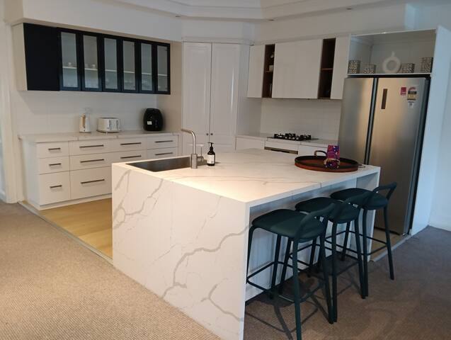 Brighton House w/ Pool gallery image 5