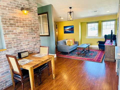 The Beverly - riverside loft in the heart of Bend