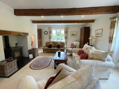 Successful Airbnb property: Charming Countryside Retreat with Hot Tub (5) in Shropshire
