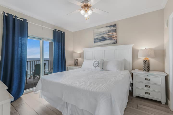 Разбудете се со поглед кон океанот во оваа мирна спална соба со удобен брачен кревет (широк 180 – 220 см), чисти бели чаршафи и приватен балкон. Елегантниот крајбрежен декор и мекото осветлување создаваат совршено место за одмор и релаксација.