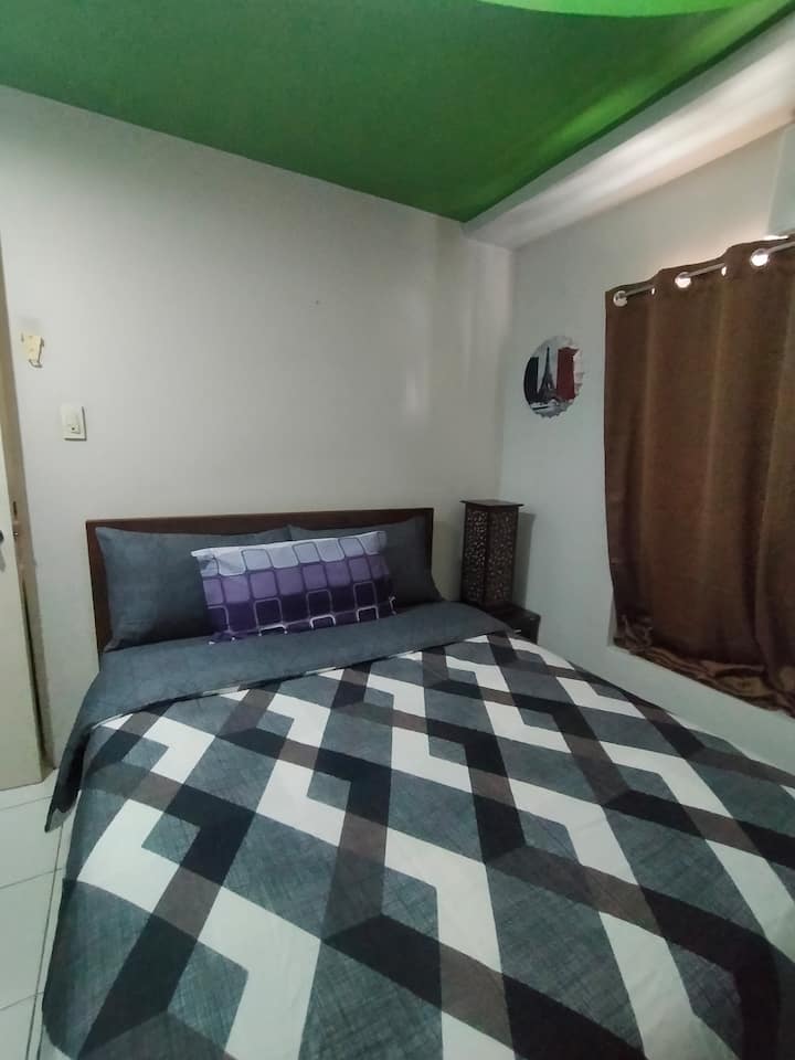 Përjeto një dhomë gjumi si hotel me ne!  100% rehati që të jep qëndrim të mahnitshëm dhe natë të qetë. 