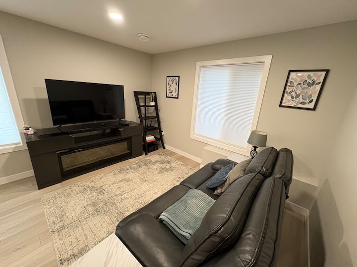 The Hat House - King Bed, Laundry, Kitchen - Medicine Hat