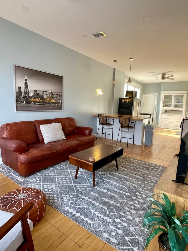Sunny, Spacious, Artistic 2bd-free Parking Space! - Cicero, IL
