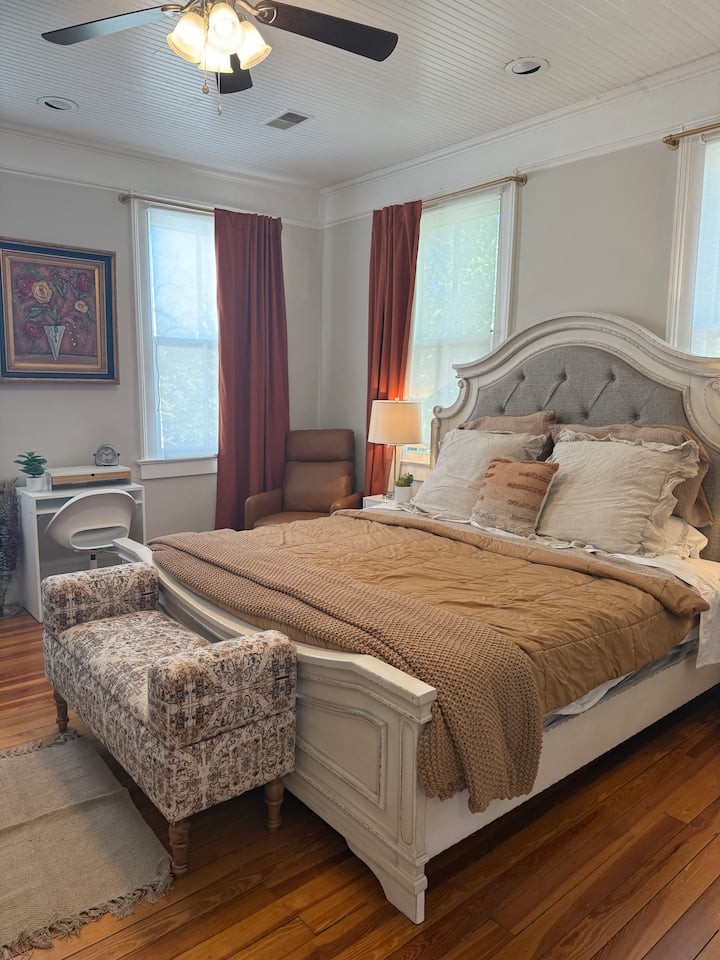 Krevat dopio "king size", hapësirë për t 'u ulur dhe për t'