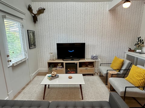 Popular Airbnb listing: Central Quiet & Safe|Free Parking|Vaulted Ceilings in South Cambie