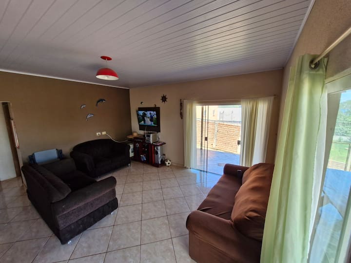 Ampla com TV, radio,  3 divani e aria condizionata.