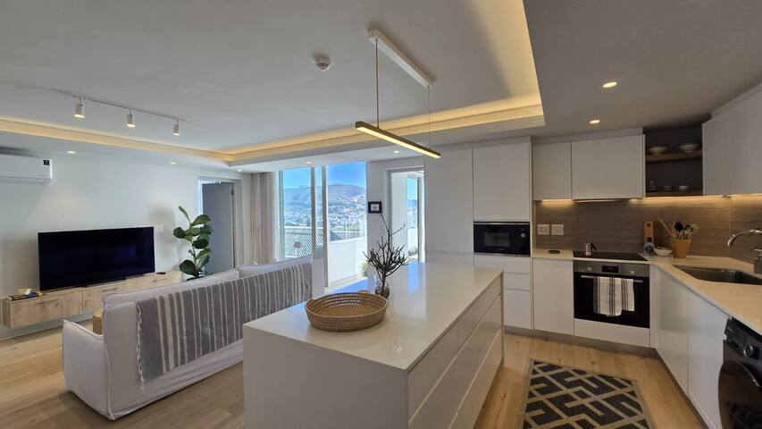 Lush Penthouse with Lovely Private Jacuzzi & Views gallery image 2