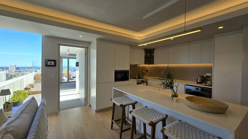 Lush Penthouse with Lovely Private Jacuzzi & Views gallery image 3