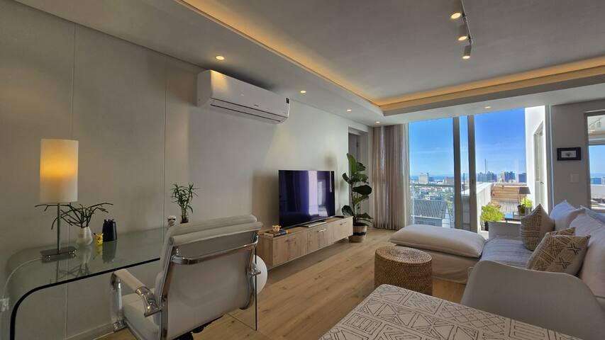 Lush Penthouse with Lovely Private Jacuzzi & Views gallery image 5
