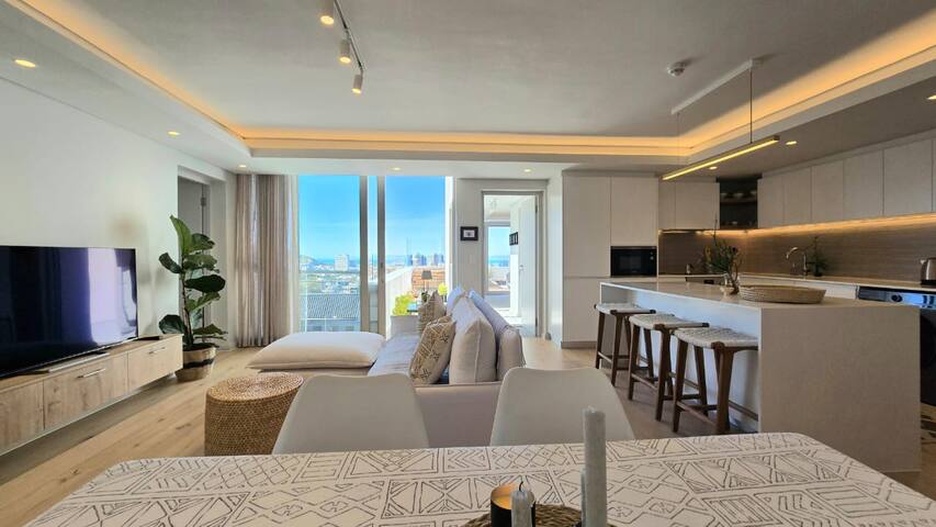 Lush Penthouse with Lovely Private Jacuzzi & Views gallery image 4