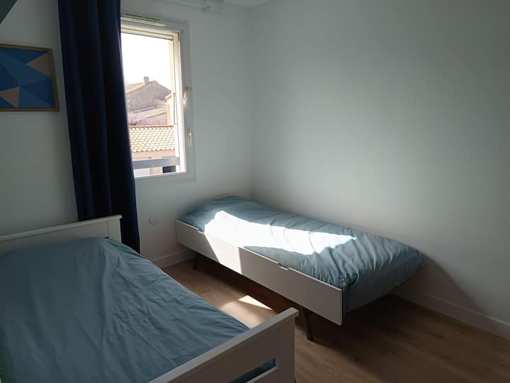 1 ერთადგილიანი საწოლი ან 2 ერთადგილიანი საწოლი. Სათავსო კარადა კარადებით