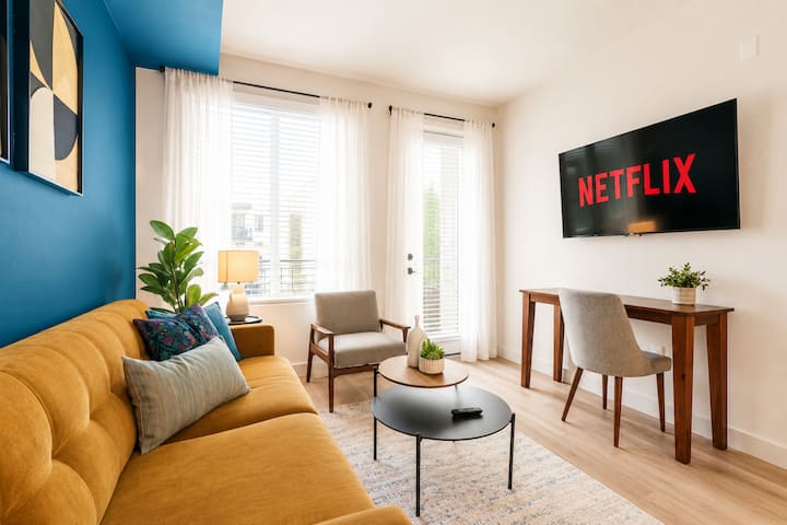 Modern Apt | Top Amenities | 1mi To Scp + Parking - Santa Ana, CA