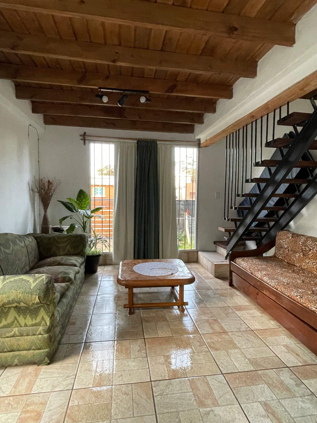 Dhomë ndenjjeje me krevat marinari për rastet kur vizitorët nuk mund të ngjisin shkallët.