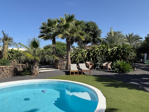 Top Airbnb: Casa Maracuya Sunny Villa with magic garden en La Oliva