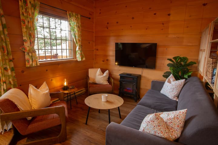 Open-concept Log Cabin | 2 Queen Beds| Sleeps 4 - Radium Hot Springs