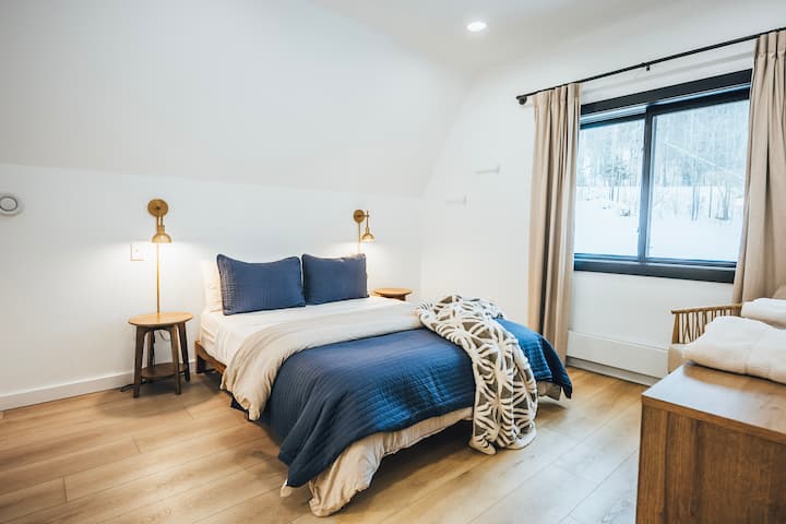 Comfortable queen sized bed, extra blankets, and USB A/USB C charging ports located on each side of the bed. Located on 1st floor.