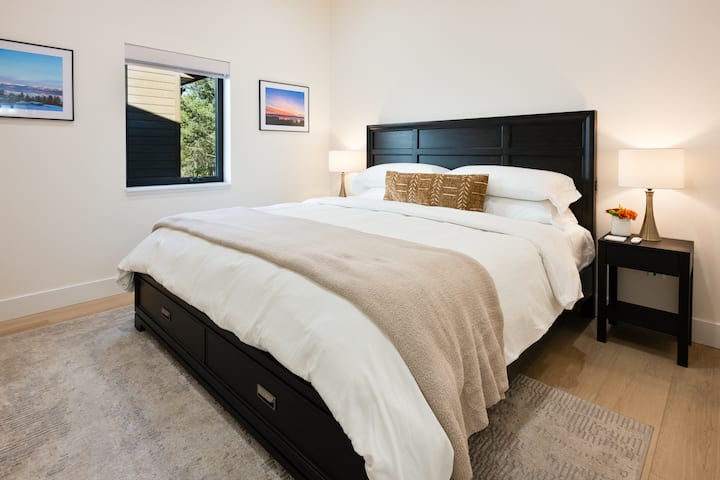 Udobnost danima.  Obećajemo.  Veliki bračni kreveti od punog drveta, kvalitetna pamučna posteljina, cool jastuci i debeli pokrivači učinit će da ostanete u krevetu.   A za one koji vole TV u krevetu, vaša spavaća soba ima pametni TV.