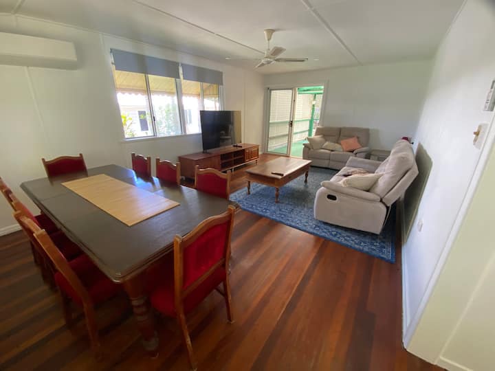 Beach Side, Air Conditioned, 3 Bedroom Cottage - Hervey Bay