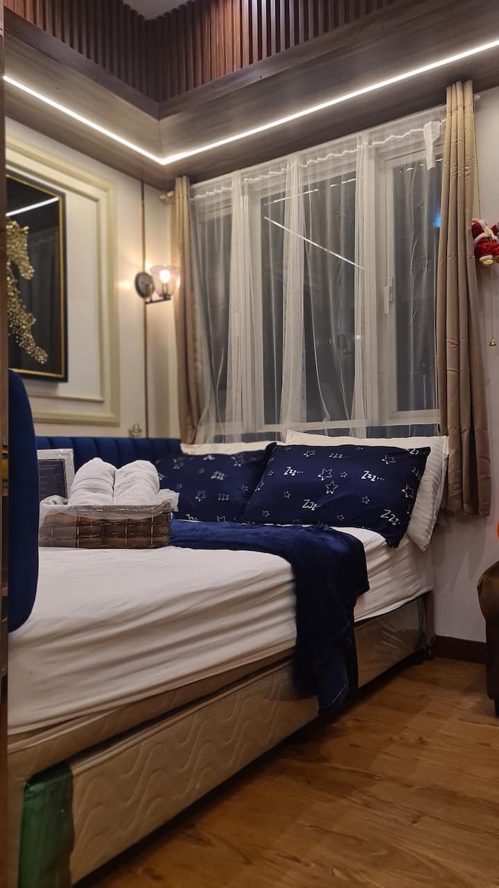 El dormitorio cuenta con una cama cómoda con una opción extraíble, que proporciona espacio adicional y flexibilidad para una estancia tranquila y espaciosa.