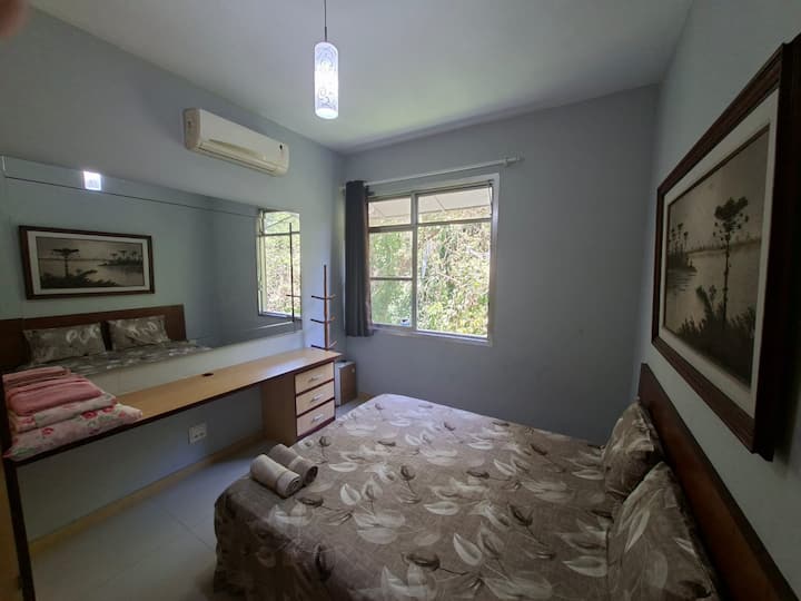 Dormitorio 1 con cama tamaño queen, aire acondicionado dividido, espejo y encimera